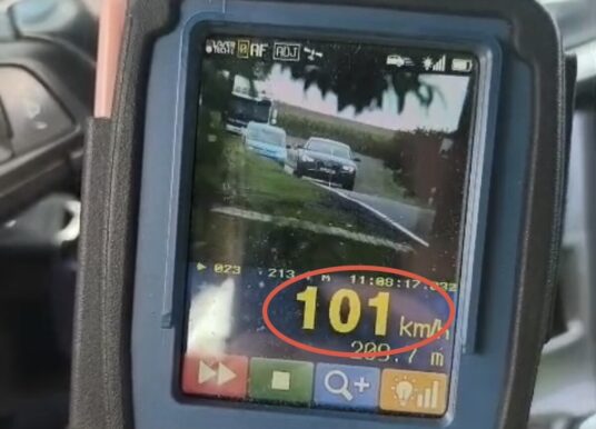 Policja mierzy prędkość, ludzkość testuje granice rozsądku. Pięciu kierowców bez prawa jazdy