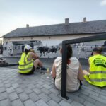 Kiedy ściana zaczyna pamiętać. W Dobrzeniu Wielkim Murki namalowały sto lat historii