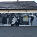 Kiedy ściana zaczyna pamiętać. W Dobrzeniu Wielkim Murki namalowały sto lat historii