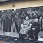 Kiedy ściana zaczyna pamiętać. W Dobrzeniu Wielkim Murki namalowały sto lat historii