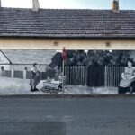 Kiedy ściana zaczyna pamiętać. W Dobrzeniu Wielkim Murki namalowały sto lat historii
