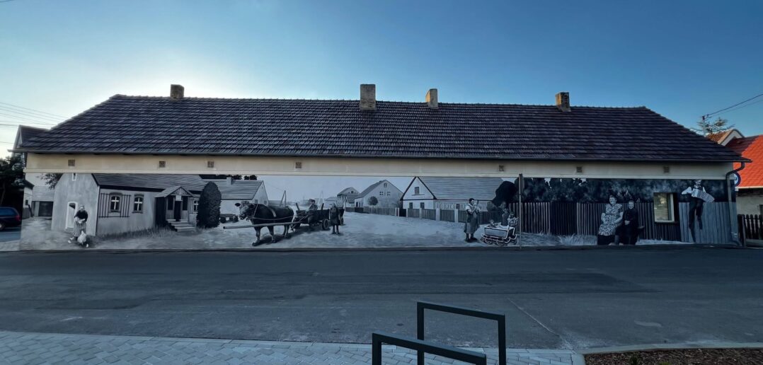 Kiedy ściana zaczyna pamiętać. W Dobrzeniu Wielkim Murki namalowały sto lat historii Kiedy ściana zaczyna pamiętać. W Dobrzeniu Wielkim Murki namalowały sto lat historii