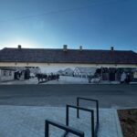 Kiedy ściana zaczyna pamiętać. W Dobrzeniu Wielkim Murki namalowały sto lat historii