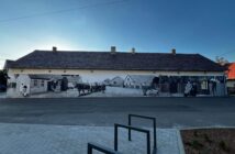 Kiedy ściana zaczyna pamiętać. W Dobrzeniu Wielkim Murki namalowały sto lat historii