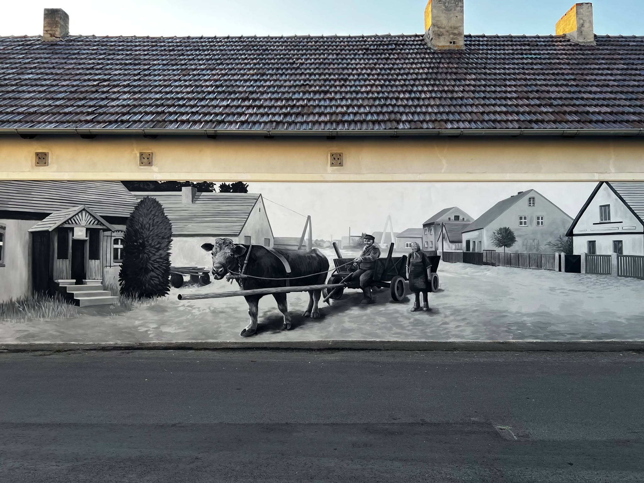 Kiedy ściana zaczyna pamiętać. W Dobrzeniu Wielkim Murki namalowały sto lat historii