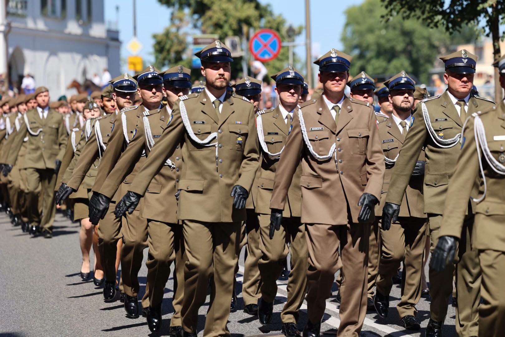 Święto Wojska Polskiego w Opolu. Uroczysty apel, defilada i wojskowy piknik