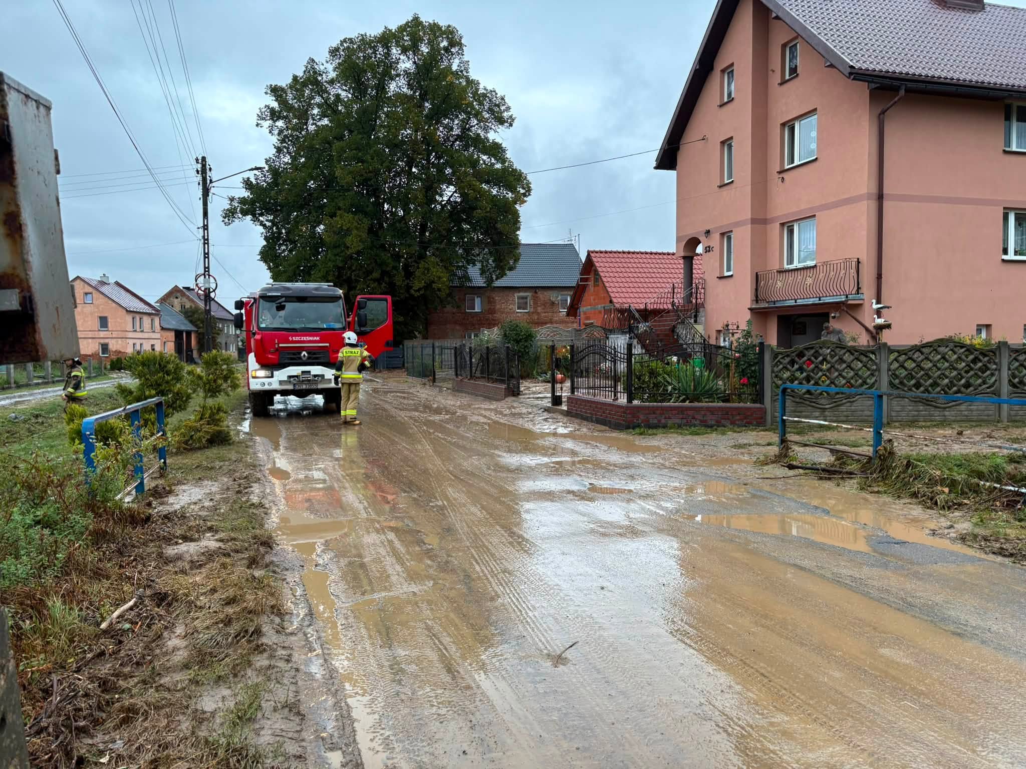 Głuchołazy po potężnej ulewie. Woda zalała DK40, są zalane piwnice