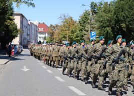 Święto Wojska Polskiego w Opolu. Uroczysty apel, defilada i wojskowy piknik 
