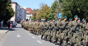 Święto Wojska Polskiego w Opolu. Uroczysty apel, defilada i wojskowy piknik