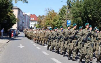 Święto Wojska Polskiego w Opolu. Uroczysty apel, defilada i wojskowy piknik Święto Wojska Polskiego w Opolu. Uroczysty apel, defilada i wojskowy piknik