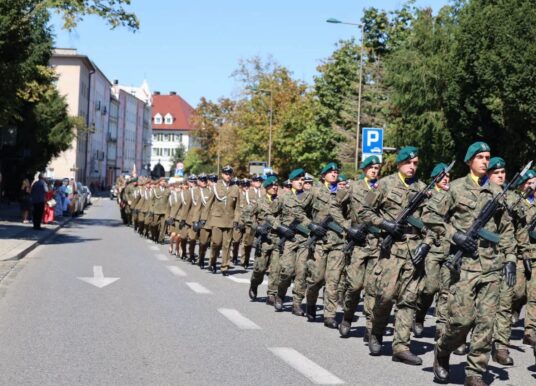 Święto Wojska Polskiego w Opolu. Uroczysty apel, defilada i wojskowy piknik