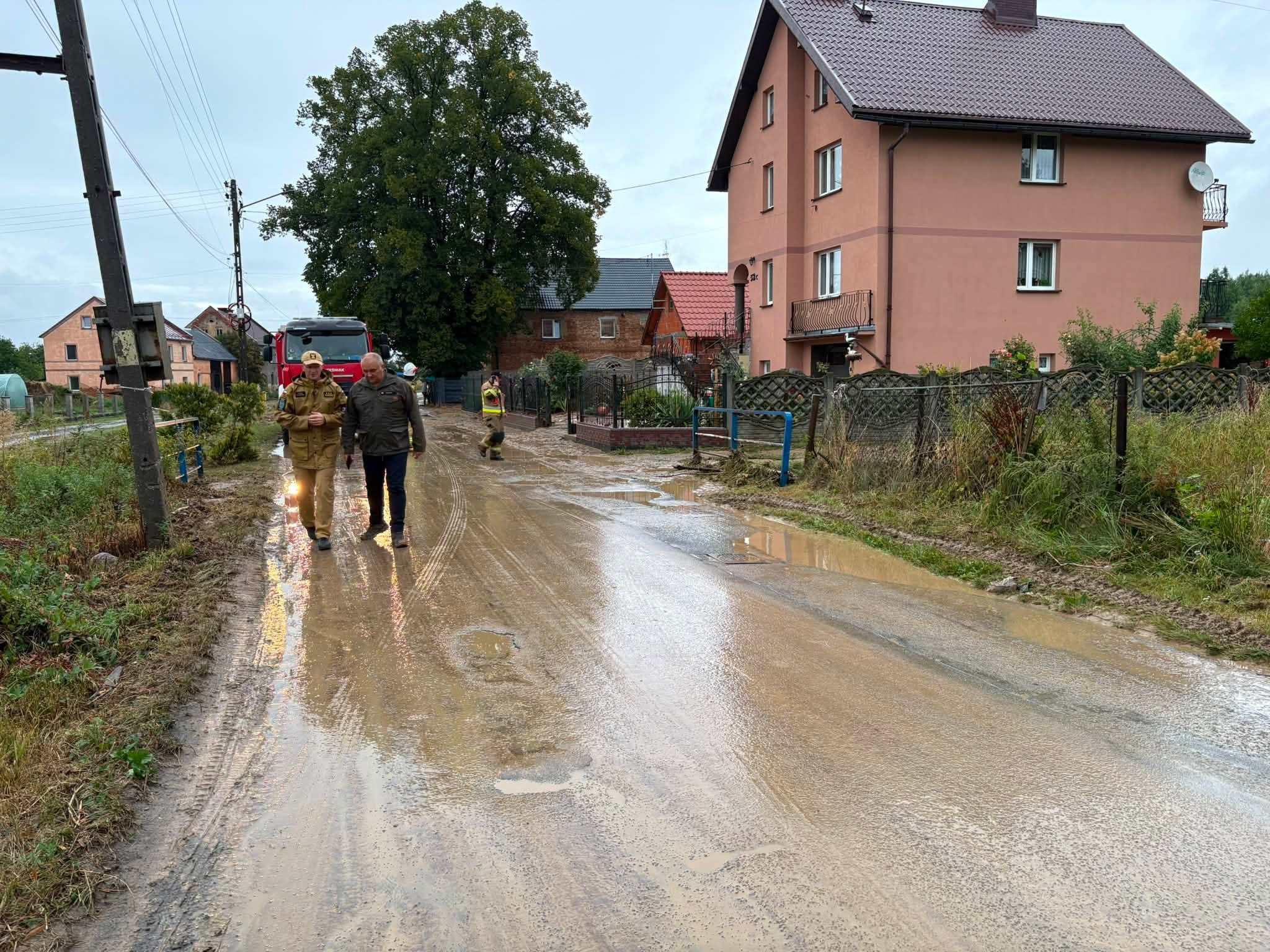 Głuchołazy po potężnej ulewie. Woda zalała DK40, są zalane piwnice