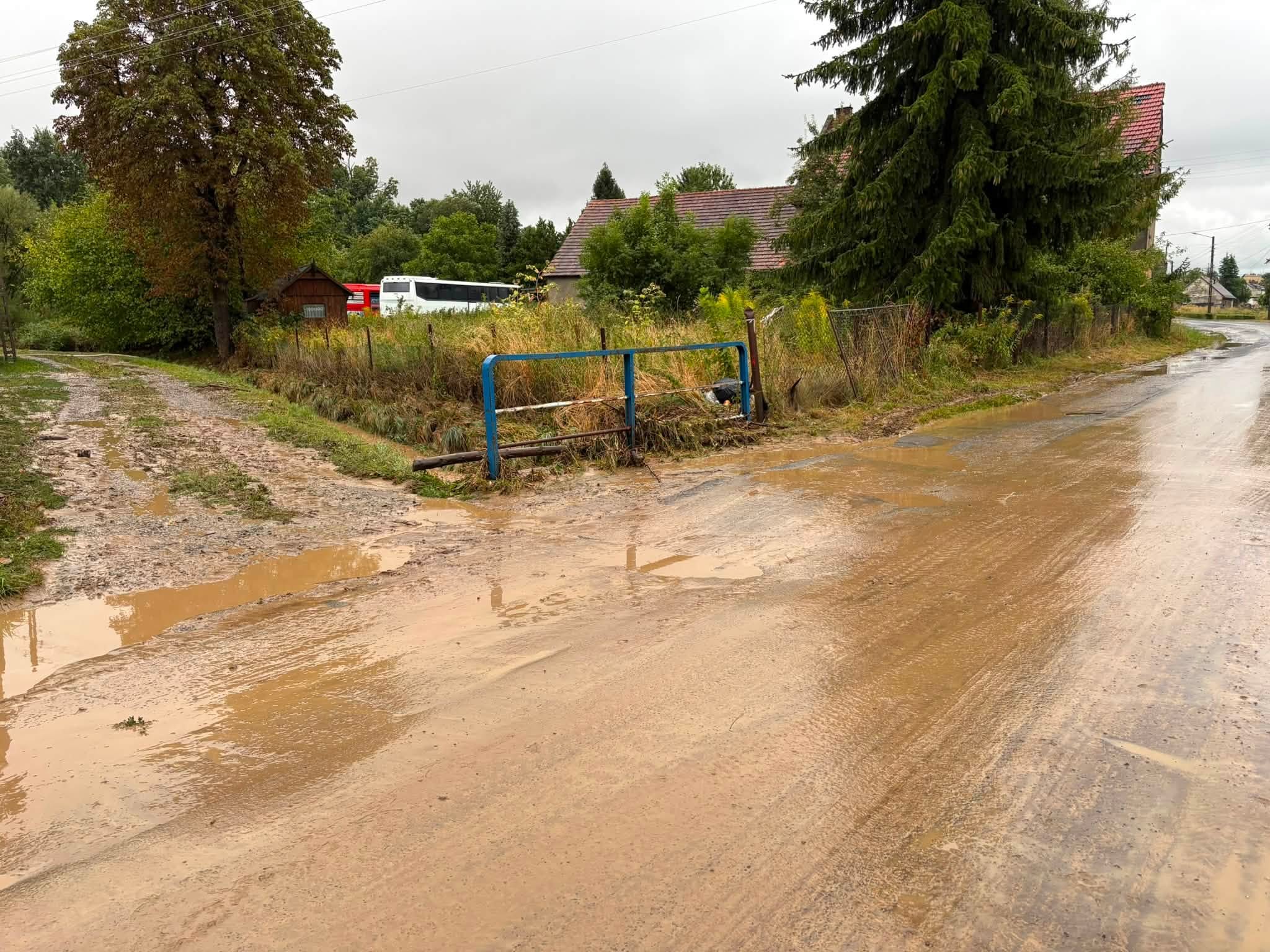Głuchołazy po potężnej ulewie. Woda zalała DK40, są zalane piwnice
