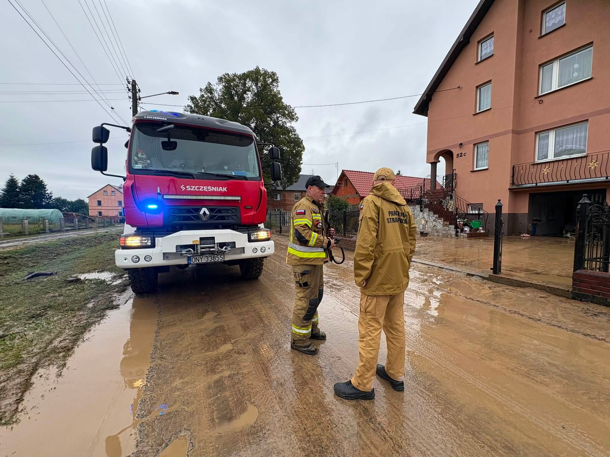 Głuchołazy po potężnej ulewie. Woda zalała DK40, są zalane piwnice