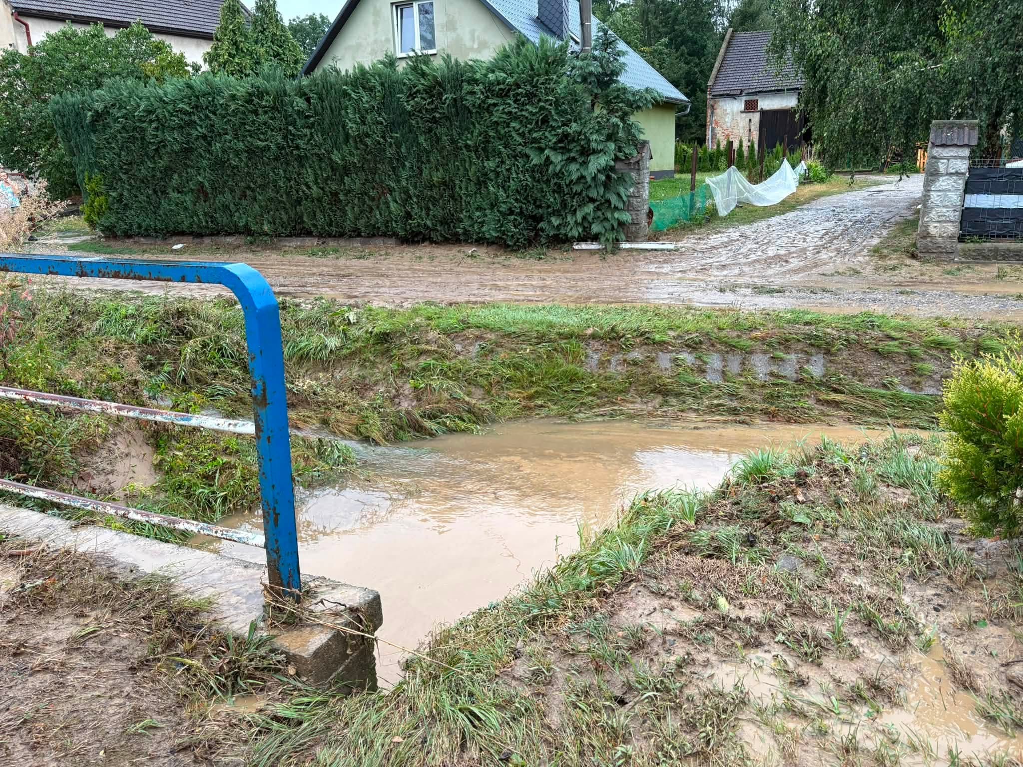 Głuchołazy po potężnej ulewie. Woda zalała DK40, są zalane piwnice