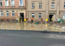 Głuchołazy po potężnej ulewie. Woda zalała DK40, są zalane piwnice