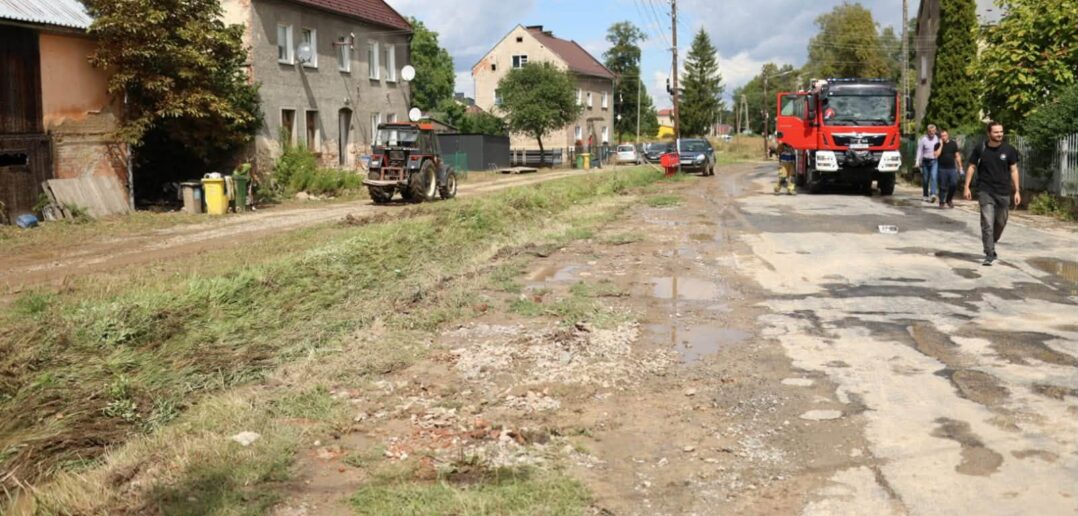 Bodzan&oacute;w dzień po nawałnicy. 38 litr&oacute;w deszczu w p&oacute;ł godziny, 266 strażak&oacute;w i zapowiedź pomocy
