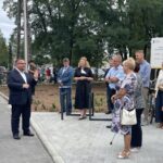Kiedy ściana zaczyna pamiętać. W Dobrzeniu Wielkim Murki namalowały sto lat historii