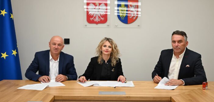 Prawie 4,9 mln zł na drogę Czerwonków–Sucha Psina. Dziś podpisano umowę