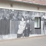 Kiedy ściana zaczyna pamiętać. W Dobrzeniu Wielkim Murki namalowały sto lat historii