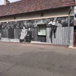Kiedy ściana zaczyna pamiętać. W Dobrzeniu Wielkim Murki namalowały sto lat historii