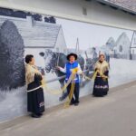 Kiedy ściana zaczyna pamiętać. W Dobrzeniu Wielkim Murki namalowały sto lat historii