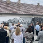 Kiedy ściana zaczyna pamiętać. W Dobrzeniu Wielkim Murki namalowały sto lat historii