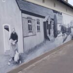 Kiedy ściana zaczyna pamiętać. W Dobrzeniu Wielkim Murki namalowały sto lat historii