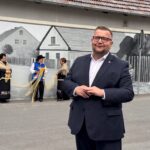Kiedy ściana zaczyna pamiętać. W Dobrzeniu Wielkim Murki namalowały sto lat historii