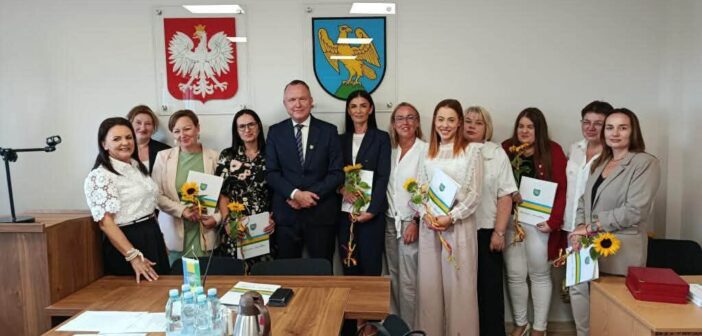 W niemodlińskiej oświacie zmiana warty. Pożegnania, nowe dyrektorki i siedem nauczycielskich awans&oacute;w