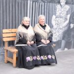 Kiedy ściana zaczyna pamiętać. W Dobrzeniu Wielkim Murki namalowały sto lat historii
