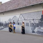 Kiedy ściana zaczyna pamiętać. W Dobrzeniu Wielkim Murki namalowały sto lat historii