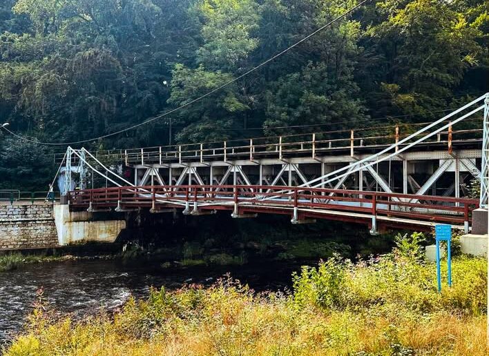 Most huśtany wr&oacute;ci nad Białą Głuchołaską. Rusza przetarg na odbudowę jednej z wizyt&oacute;wek miasta
