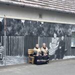 Kiedy ściana zaczyna pamiętać. W Dobrzeniu Wielkim Murki namalowały sto lat historii