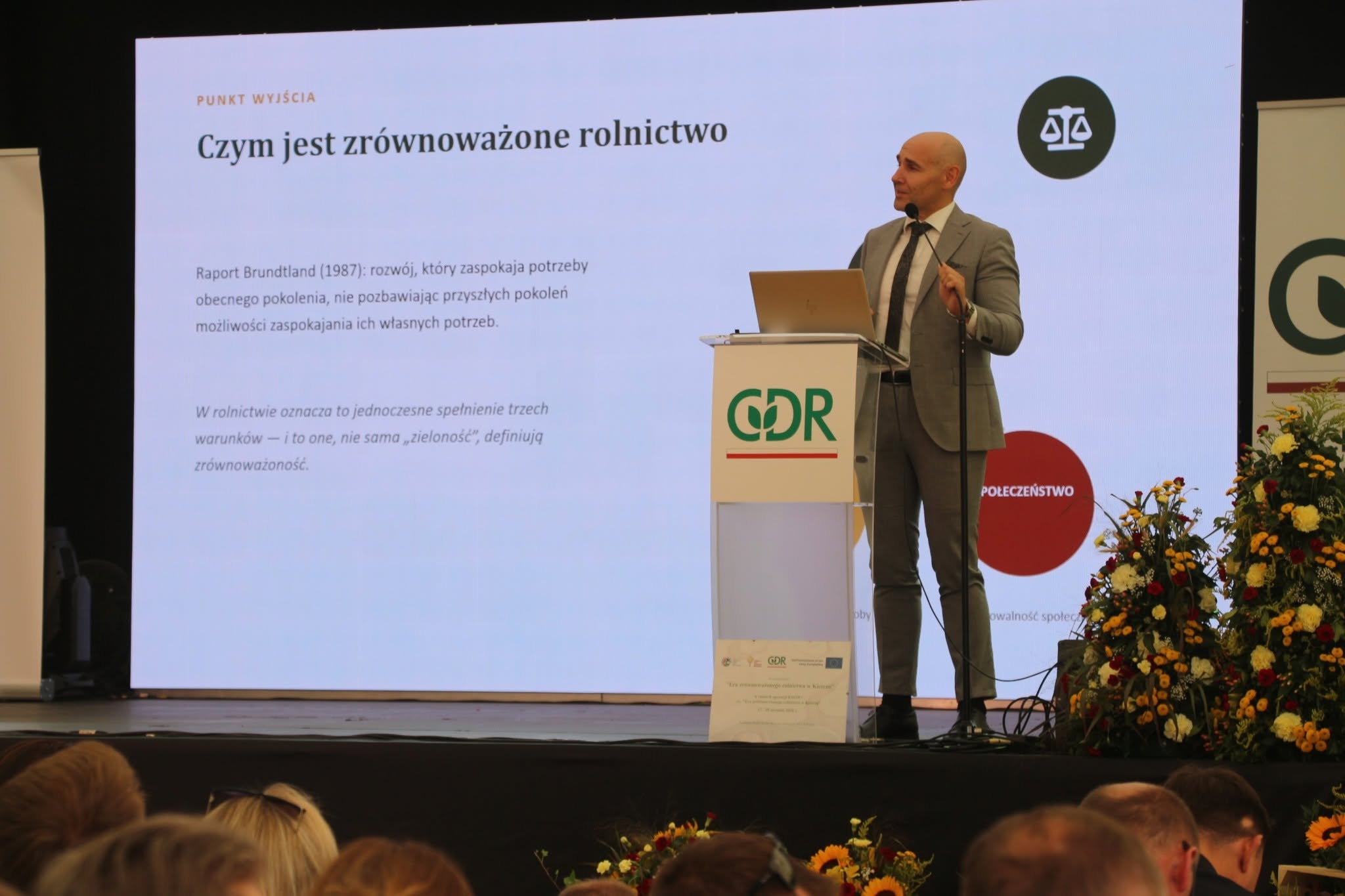 Rolnik z satelitą, krowa pod cyfrowym nadzorem. W Kietrzu pokazują, skąd bierze się nasze jedzenie