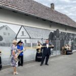 Kiedy ściana zaczyna pamiętać. W Dobrzeniu Wielkim Murki namalowały sto lat historii