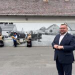 Kiedy ściana zaczyna pamiętać. W Dobrzeniu Wielkim Murki namalowały sto lat historii