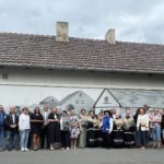 Kiedy ściana zaczyna pamiętać. W Dobrzeniu Wielkim Murki namalowały sto lat historii