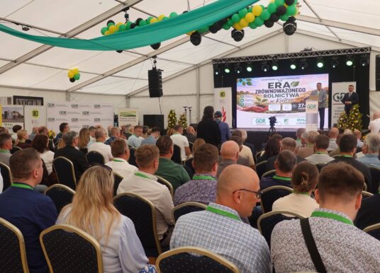 Rolnik z satelitą, krowa pod cyfrowym nadzorem. W Kietrzu pokazują, skąd bierze się nasze jedzenie
