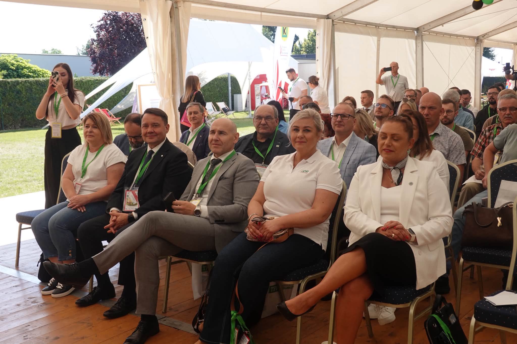 Rolnik z satelitą, krowa pod cyfrowym nadzorem. W Kietrzu pokazują, skąd bierze się nasze jedzenie