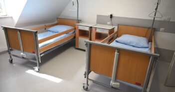 Trzynaście nowych łóżek w Głogówku. Pieniądze z KPO pracują tam, gdzie są potrzebne