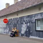 Kiedy ściana zaczyna pamiętać. W Dobrzeniu Wielkim Murki namalowały sto lat historii