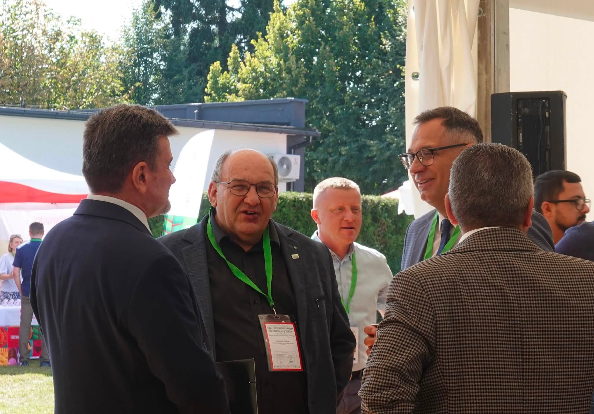Rolnik z satelitą, krowa pod cyfrowym nadzorem. W Kietrzu pokazują, skąd bierze się nasze jedzenie