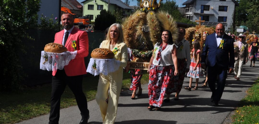 Chleb, korony, stare traktory i plecak ewakuacyjny. Opolszczyzna świętuje plony