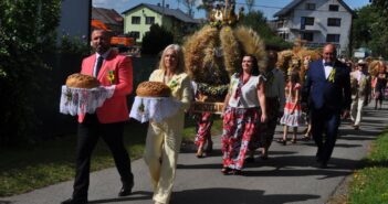 Chleb, korony, stare traktory i plecak ewakuacyjny. Opolszczyzna świętuje plony