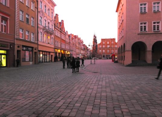 Tu powinniśmy szukać naszych emigrantów. Strzelce, Kędzierzyn-Koźle, Kluczbork i opolskie wsie nadal oddają ludzi zagranicy