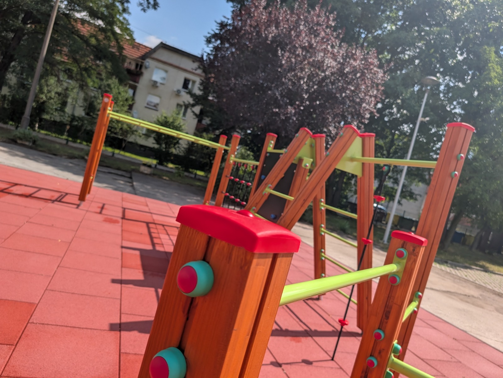  W Niemodlinie szkoła wychodzi z ławek. Najpierw boisko, teraz plac dla najmłodszych