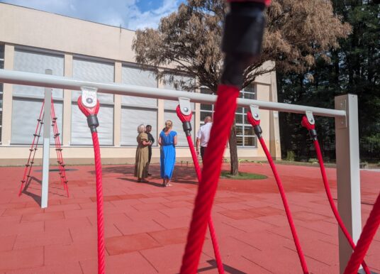 W Niemodlinie szkoła wychodzi z ławek. Najpierw boisko, teraz plac dla najmłodszych