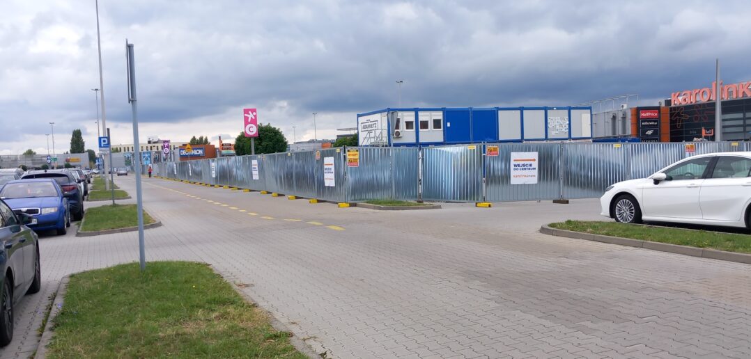 Karolinka znosi opłaty za parking. Budowa zabrała 400 miejsc
