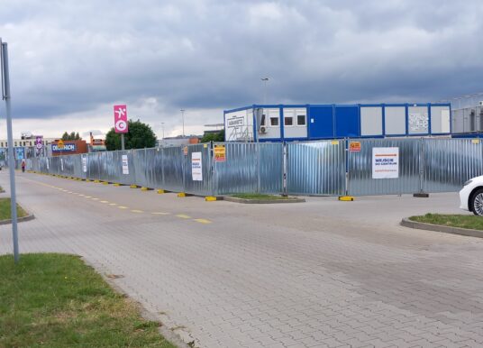Karolinka znosi opłaty za parking. Budowa zabrała 400 miejsc